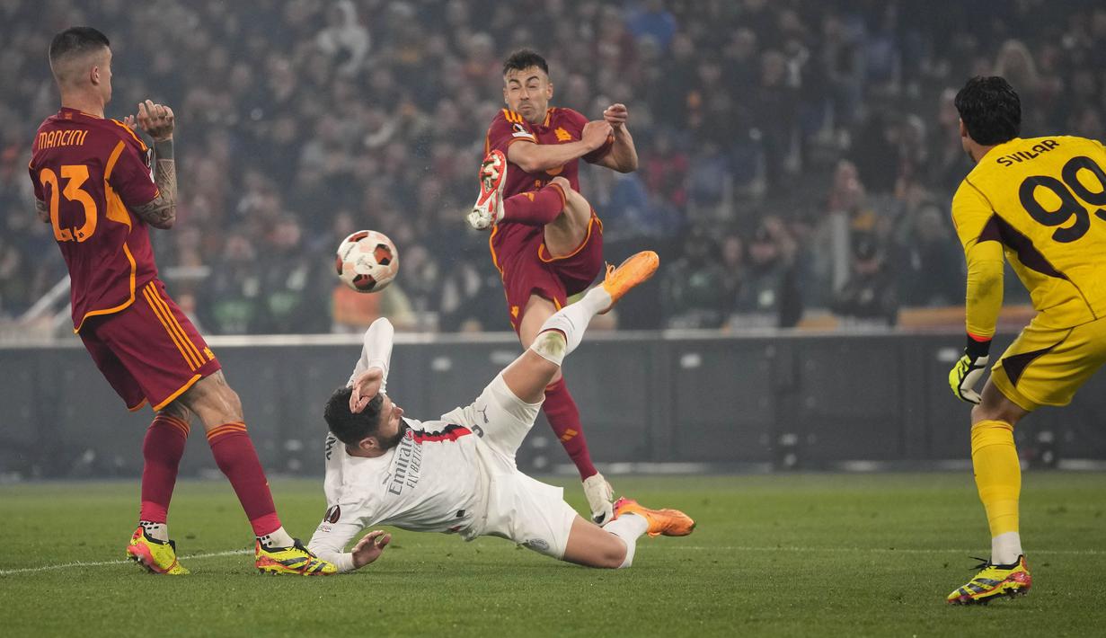 Pemain AC Milan, Olivier Giroud, berusaha mengadang tendangan pemain AS Roma, Stephan El Shaarawy pada leg kedua perempat final Liga Europa di Stadion Olimpico, Roma, Jumat (19/4/2024).  (AP Photo/Andrew Medichini)