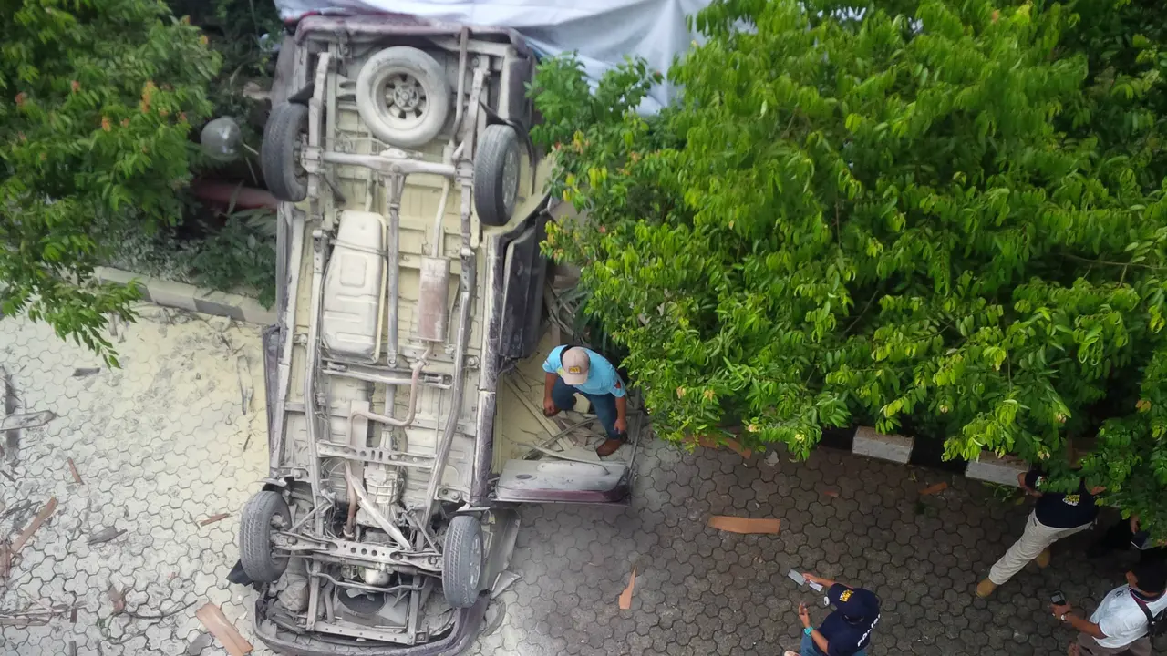 Mobil jatuh dari parkiran 