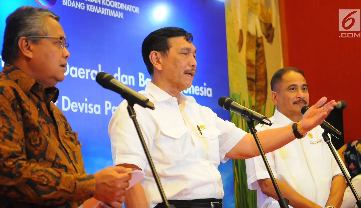 Menko Bidang Kemaritiman Luhut Binsar Panjaitan (tengah) saat memberi keterangan terkait target devisa pariwisata, Jakarta, Senin (18/3). Devisa pariwisata 2019 ditargetkan sebesar 17,6 miliar dolar. (Liputan6.com/Angga Yuniar)
