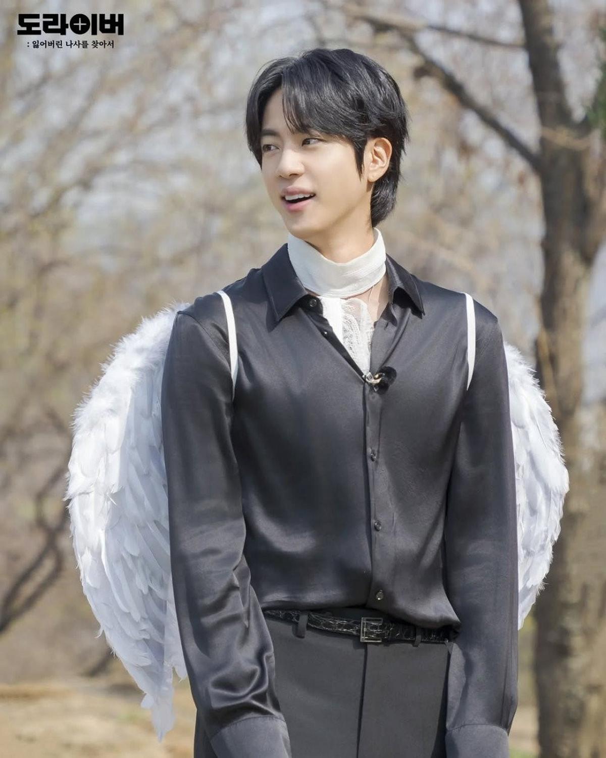 Jin BTS Muncul di Variety Show Netflix SCREWBALLS, Visualnya Cakep Banget