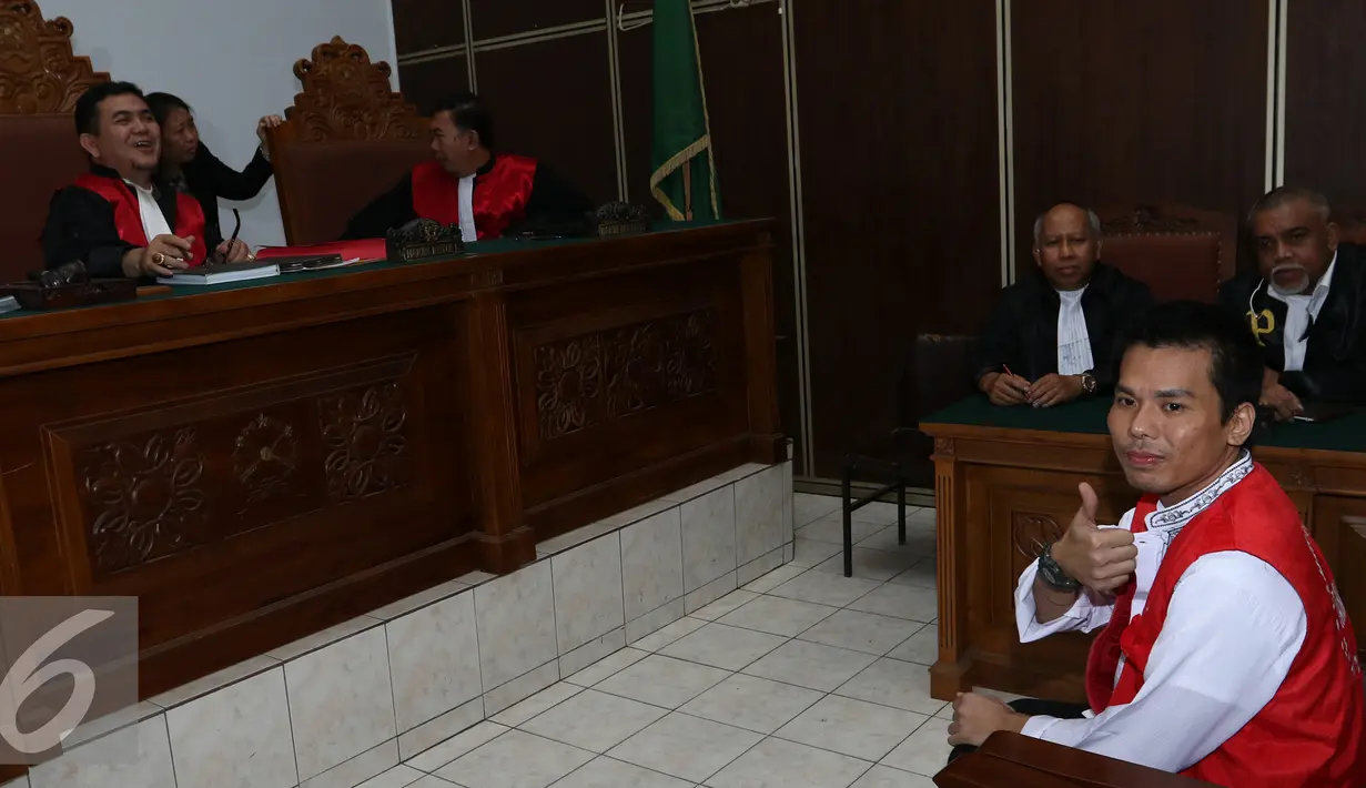 Tersangka Robby Abbas (RA) saat menjalani sidang Pengadilan Negeri Jakarta Selatan, Selasa (22/9/2015). Sidang ditunda hingga 1 Oktober 2015 karena saksi yang tercatat dalam Berkas Acara Pemeriksaan tidak hadir. (Liputan6.com/Herman Zakharia)