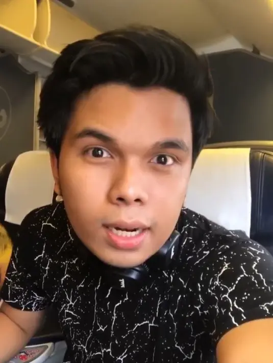 Melihat putri Geni Faruk tanpa bulu di wajah membuat netizen pangling. Tak sedikit yang menyayangkan dan mengharuskan kekasih Fuji ini tetap memelihara jenggot. (Liputan6.com/IG/@thariqhalilintar).