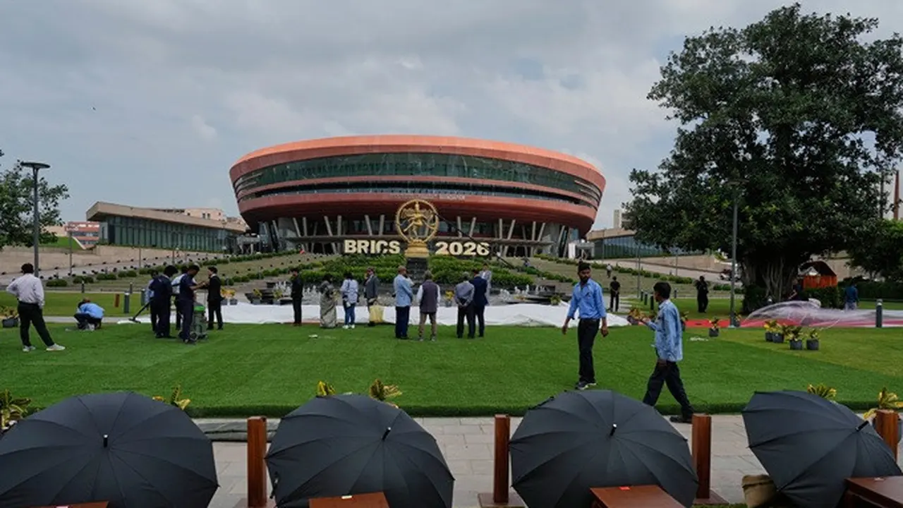 Penampakan panggung untuk sesi foto bersama resmi para pemimpin BRICS dalam KTT di Bharat Mandapam, New Delhi, India, Sabtu (12/9/2026).