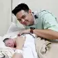 Donnie Ada Band dan istri beserta bayi mereka. (dok. Oxygent Entertainment)