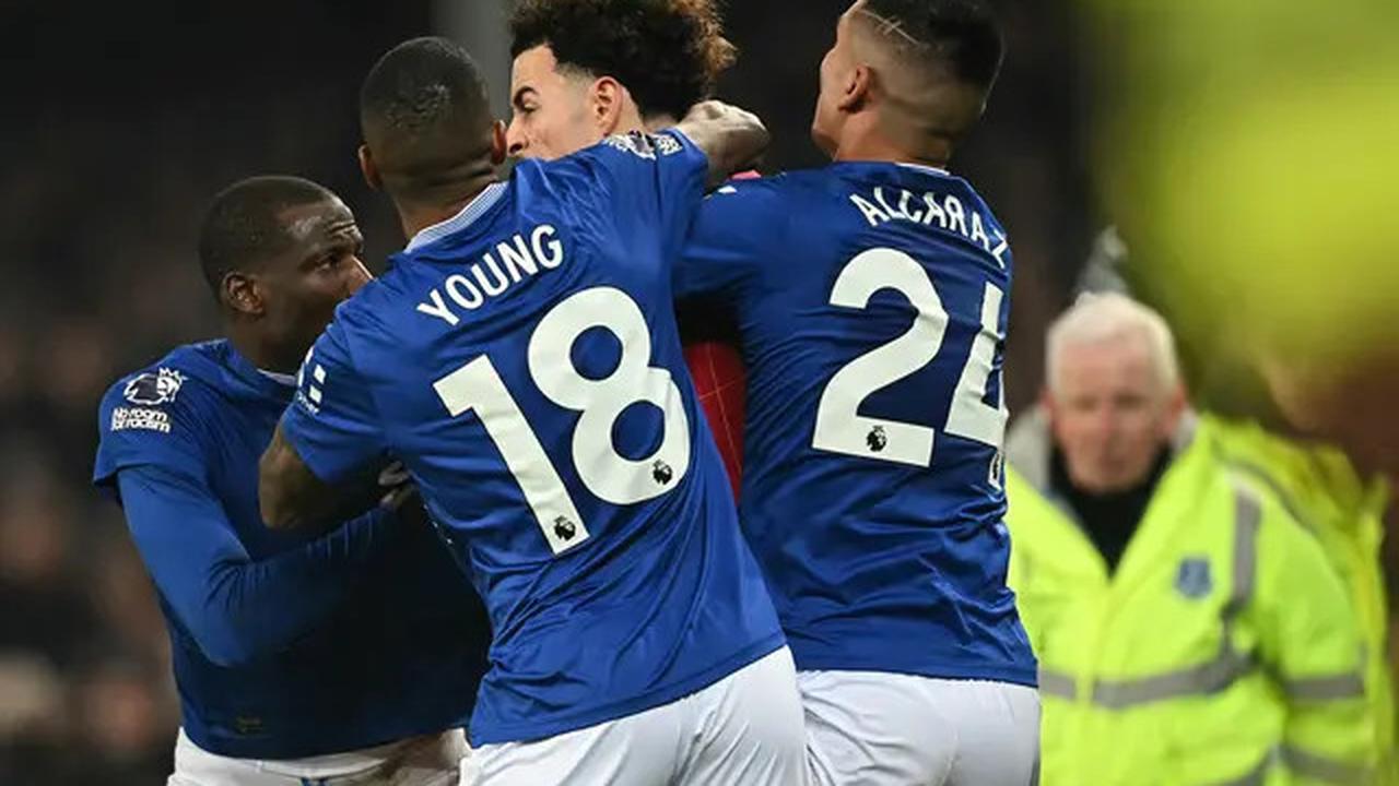 Rio Ferdinand Memaklumi Amarah Curtis Jones kepada Doucoure pada Duel Everton Vs Liverpool: Saya Pernah di Posisi Seperti Itu