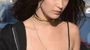 Selain wajah cantik nan natural milik sang model, ada pemandangaan yang tak kalah menarik dan begitu mencuri perhatian.Bella Hadid nekat tampil dengan bralette. (Dailymail/Bintang.com)