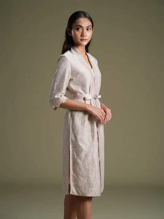 Model Kebaya Brokat Lengan 3/4