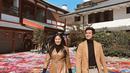 Sedangkan Junior Roberts tampil kasual dengan long blazer, turtle neck dan celana khaki [instagram/ochi24]