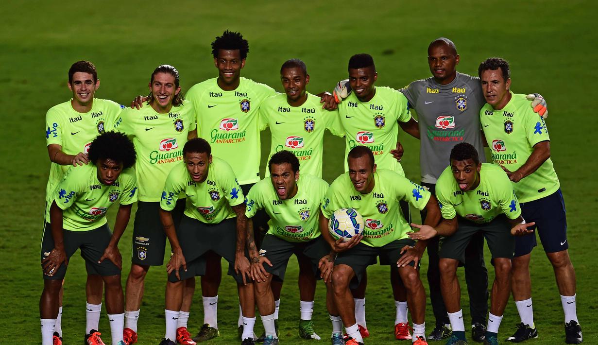 Timnas Brasil saat sesi latihan di Salvador, Brasil, Senin(16/11/2015). Brasil akan melawan Peru pada Qualifikasi Piala Dunia Rusia 2018. AFP Photo/Christophe Simon)