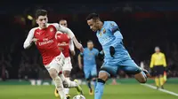 Hector Bellerin (kiri) mencoba merebut bola dari kaki Neymar pada laga leg pertama babak 16 besar Liga Champions antara Arsenal melawan Barcelona di Emirates Stadium, Rabu (24/2/2016) dini hari WIB. (Reuters/Carl Recine)