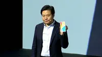 CEO Xiaomi Lei Jun memperkenalkan Mi MIX 2s. Foto: Xiaomi