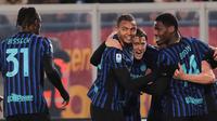 Pemain Inter Milan merayakan gol yang dicetak Henrikh Mkhitaryan dalam pertandingan melawan Lecce di Via del Mare Stadium, Minggu (22/2/2026) dini hari WIB. (ABBONDANZA SCURO LEZZI / ANSA / AFP)