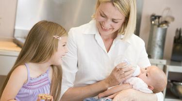 Anak Kedua Lahir Bagaimana Memberi Pengertian Kepada Si Sulung Parenting Fimela Com