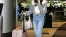 Sung Hae Un terlihat mengenakan Asra Shoulder Bag in Moonlight dan koper 19 Degree Short Trip Expandable 4 Wheel Packing in Mauve. [Foto: Dok. Tumi]