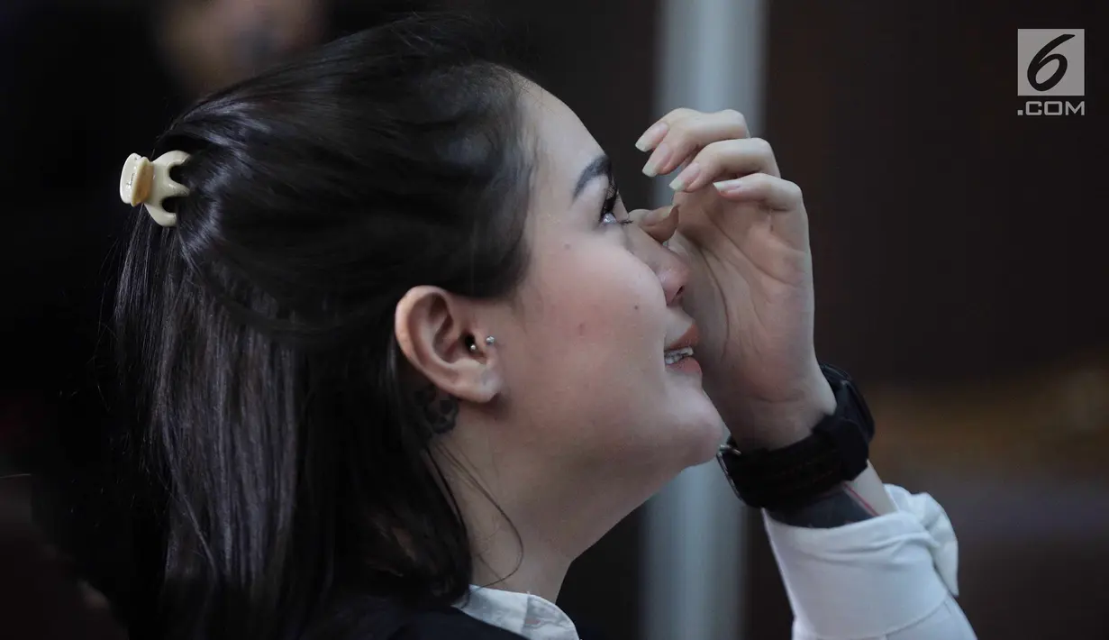 Terdakwa kasus narkoba Jennifer Dunn mengusap air matanya saat menjalani sidang lanjutan di PN Jakarta Selatan, Kamis (24/5). Sidang tersebut beragendakan mendengarkan JPU membacakan tuntutan terhadap Jennifer Dunn. (Liputan6.com/Faizal Fanani)
