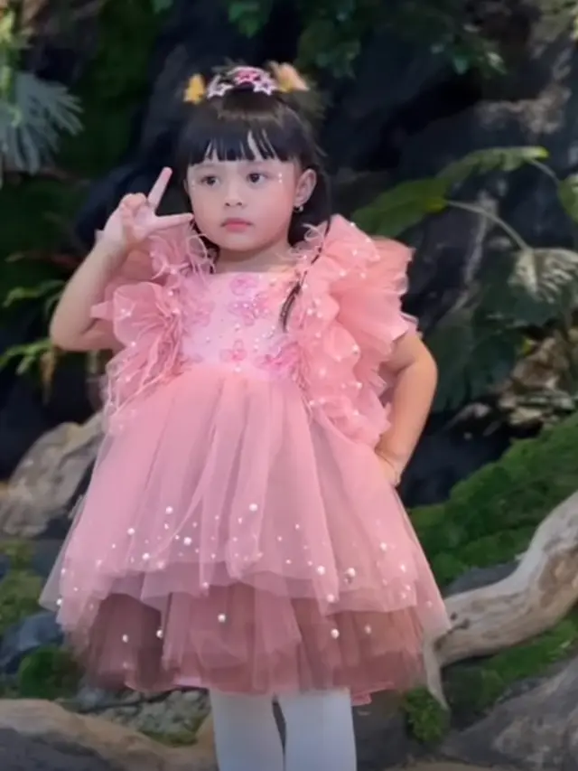 Momen Ameena Nyanyi di Atas Panggung (Foto: Instagram @aurelie.hermansyah/@attahalilintar/@ameenaatta)