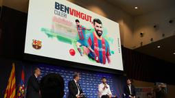 Penyerang Sergio Aguero (kedua kanan) memberikan keterangan selama presentasi resminya sebagai pemain baru Barcelona di stadion Camp Nou, Spanyol (31/65/2021).  Klausul pelepasan striker berusia 32 tahun itu bernilai 100 juta euro (sekitar Rp1,7 triliun). (AFP Photo/Lluis Gene)
