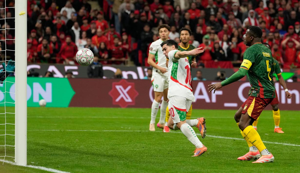 Berawal dari situasi sepak pojok yang dilesatkan oleh Achraf Hakimi, bola kemudian disundul oleh Ayoub El Kaabi. Brahim Diaz yang berada di depan gawang kemudian sedikit membelokkan bola untuk membobol gawang Kamerun. (AP Photo/Mosa'ab Elshamy)