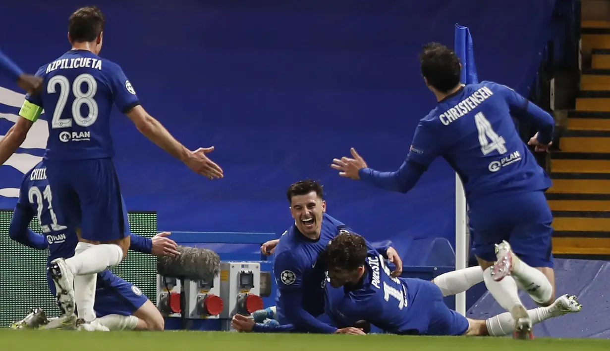 Mason Mount. Ia menjadi pemain Inggris termuda kedua setelah Wayne Rooney (Manchester United) yang mencetak gol di semifinal Liga Champions. Mason Mount melakukannya ke gawang Real Madrid di usia 22 tahun 15 hari, sementara Rooney di usia 21 tahun 182 hari ke gawang AC Milan. (AP/Alastair Grant)