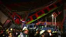 Petugas penyelamat berkumpul di lokasi kecelakaan setelah jembatan layang untuk kereta metro ambruk di Mexico City, Senin (3/5/2021). Rel layang tersebut ambruk saat kereta sedang melintas dan menimpa mobil-mobil di jalan di bawahnya. (Pedro PARDO/AFP)