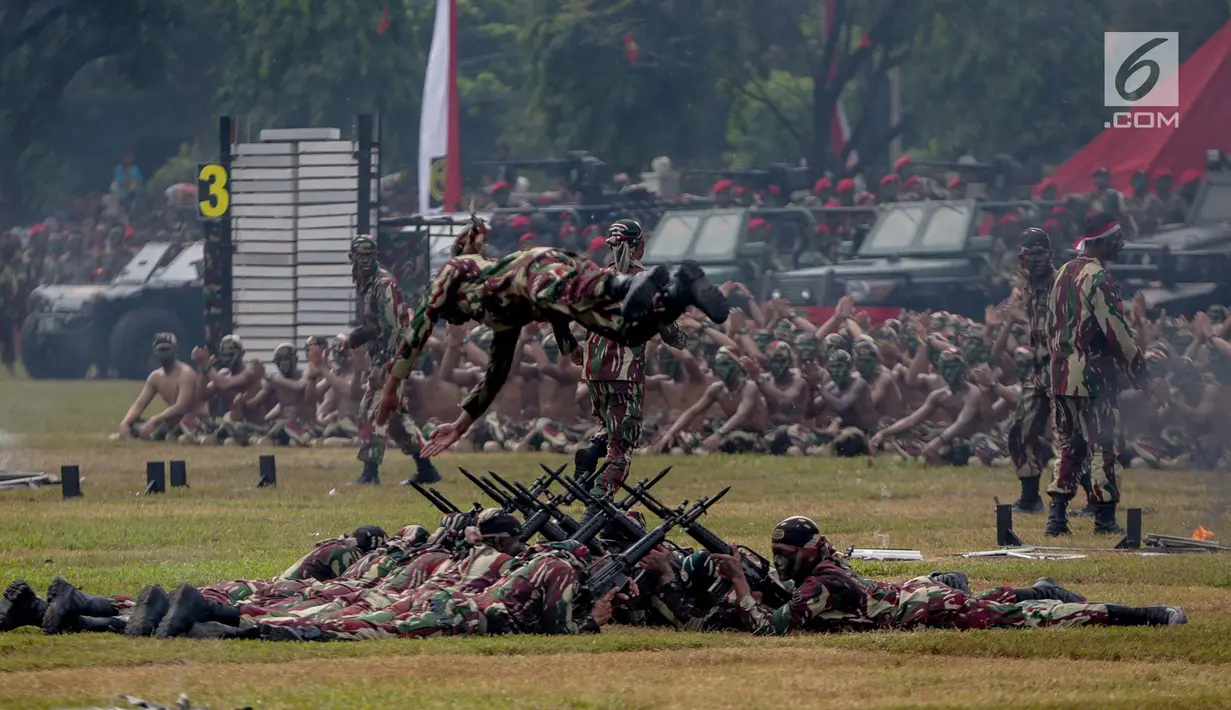 Prajurit Kopassus melakukan aksi ketangkasan saat peringatan HUT ke-67 Kopassus di Markas Kopassus, Cijantung, Jakarta, Rabu (24/4). Acara HUT Kopassus dimeriahkan sejumlah aksi demonstrasi unjuk kekuatan koprs Baret Merah ini, seperti beladiri, dan ketangkasan fisik. (Liputan6.com/Faizal Fanani)