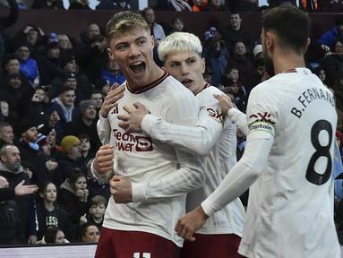 Pemain Manchester United, Rasmus Hojlund, melakukan selebrasi setelah mencetak gol ke gawang Aston Villa pada laga pekan ke-24 Premier League 2023/2024 di Villa Park, Minggu (11/02/2024). MU menang dengan skor 2-1. (AP Photo/Rui Vieira)