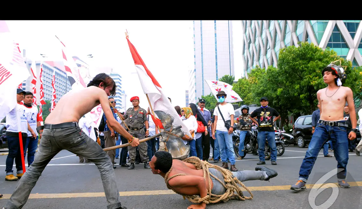Massa pendukung Prabowo melakukan aksi teaterikal saat menuntut MK membatalkan hasil pilpres, Jakarta, Kamis (21/8/2014) (Liputan6.com/Faisal R syam)