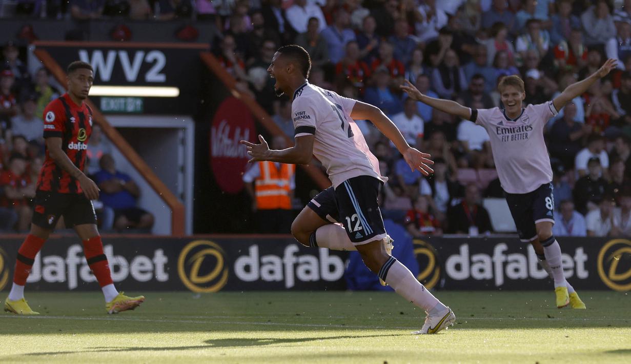 Arsenal kembali menambah gol di baak kedua melalui aksi bek William Saliba. Tembakan lambung kaki kirinya dari ujung kotak penalti usai menerima umpan datar Granit Xhaka kembai gagal diantisipasi Mark Travers. (PA via AP/Steven Paston)