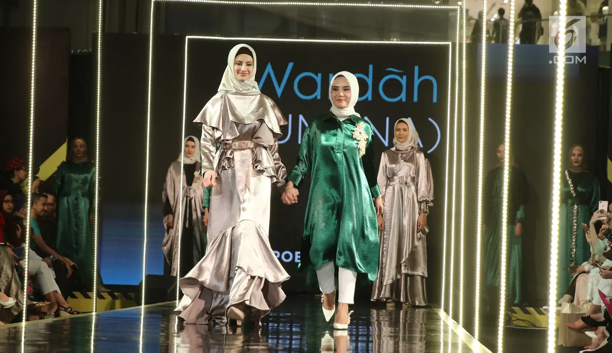 Model membawakan busana rancangan Wardah LUM (INA) x ETU saat Jakarta Modest Fashion Week di Gandaria City, Jakarta, Minggu (29/7). ETU mengangkat dengan tema 'Poetic Breeze'. (Liputan6.com/Herman Zakharia)