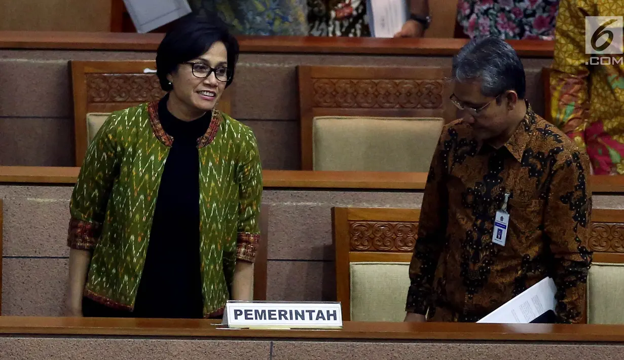 Menteri Keuangan Sri Mulyani menghadiri Rapat Paripurna DPR RI di Kompleks Parlemen, Jakarta, Kamis (27/7). DPR memberikan persetujuan untuk menjadikan aturan intip rekening dari Perppu Nomor 1 Tahun 2017 menjadi UU. (Liputan6.com/Johan Tallo)