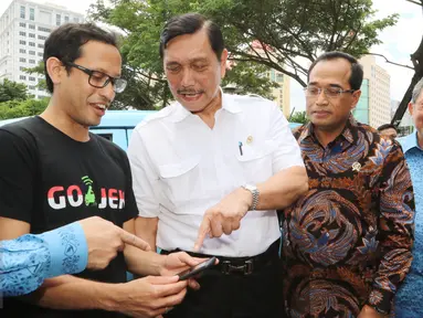 CEO GO-JEK Indonesia Nadiem Makarim, Menko Kemaritiman Luhut Binsar Panjaitan, Menhub Budi Karya Sumadi dan Dirut PT BLue Bird Purnomo Prawiro saat mencoba aplikasi GO-BLUEBIRD di Jakarta, Kamis (30/03). (Liputan6.com/Fery Pradolo)