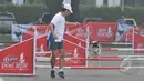 Seorang peserta dan anjing peliharaannya saat mengikuti Purina Alpo Dog Run 2015 di Lapangan Parkir Timur Senayan, Jakarta, Minggu (24/5/2015). Acara tersebut dimanfaatkan para pemilik anjing untuk berbagi informasi. (Liputan6.com/Herman Zakharia)