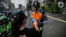 Relawan membagikan masker kepada petugas Dishub di Bundaran HI, Jakarta, Selasa (17/3/2020). Sebanyak 3.000 masker dibagikan gratis kepada pengguna jalan sebagai salah satu bentuk keprihatinan sekaligus berpartisipasi dalam upaya mencegah penyebaran virus corona COVID-19 (Liputan6.com/Faizal Fanani)