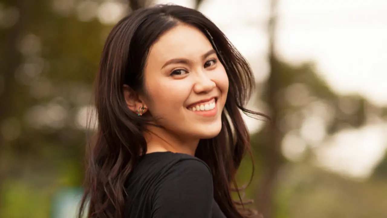 perempua tertawa tersenyum cantik