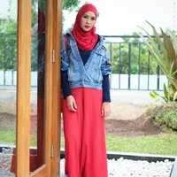 Lagi-lagi warna merah yang dipilih Zaskia Adya Mecca. Kali ini celana kullot dan hijab merahnya itu ia padukan dengan atasan berwarna navy blue dan denim jacket. (Instagram/zaskiadyamecca)