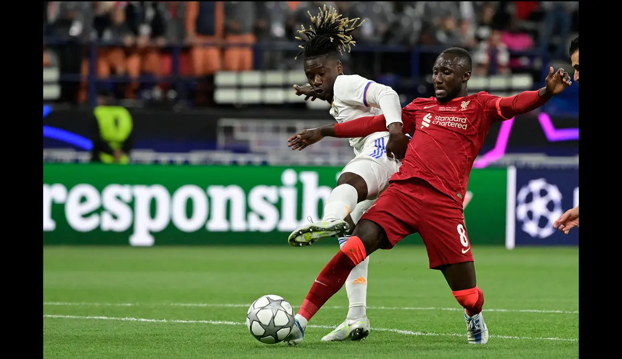 Eduardo Camavinga (kiri) sudah sejak lama disebut-sebut menjadi satu di antara gelandang muda yang menjanjikan, terutama di sepak bola Eropa. Musim lalu, ia menjadi pahlawan Real Madrid di Liga Champions setelah masuk lapangan pada babak kedua dan sukses membantu Los Blancos menjadi juara. (AFP/Javier Soriano)
