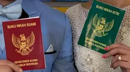 Yang mengejutkan Tsania Marwa dan Dylan Car berpose memperlihatkan buku nikah seperti pasangan yang baru menikah. (FOTO: instagram.com/tsaniamarwa54/)