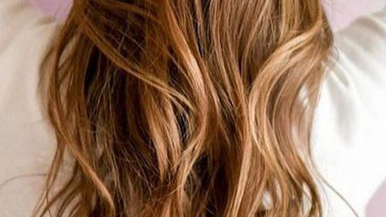 8. Sekedar Iseng <br><br>Meski begitu, beberapa laki-laki mungkin juga membelai rambut wanita hanya karena iseng dan ingin menggoda saja.