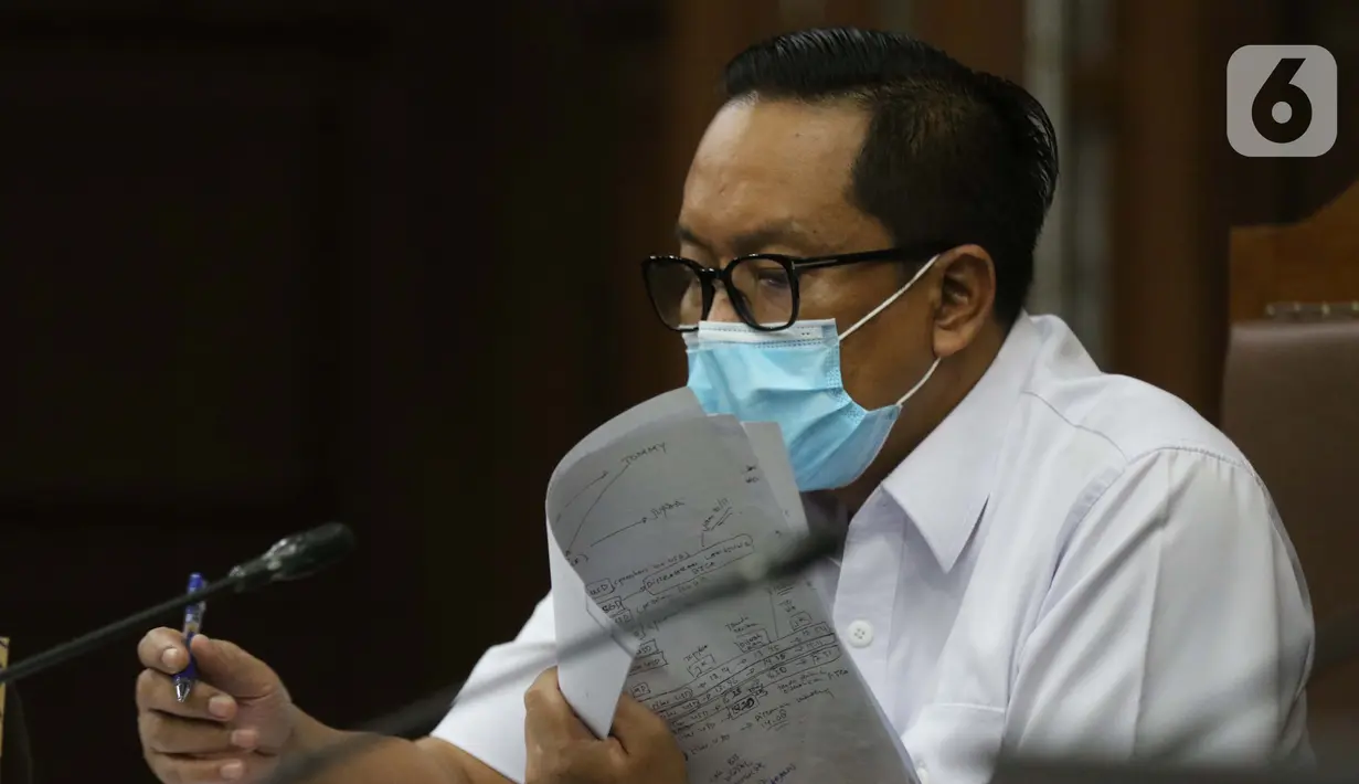 Terdakwa kasus dugaan suap penghapusan red notice atas nama Djoko S Tjandra, Brigjen (Pol) Prasetijo Utomo saat menjalani sidang lanjutan di Pengadilan Tipikor Jakarta, Senin (16/11/2020). Sidang menyimak keterangan saksi-saksi. (Liputan6.com/Helmi Fithriansyah)