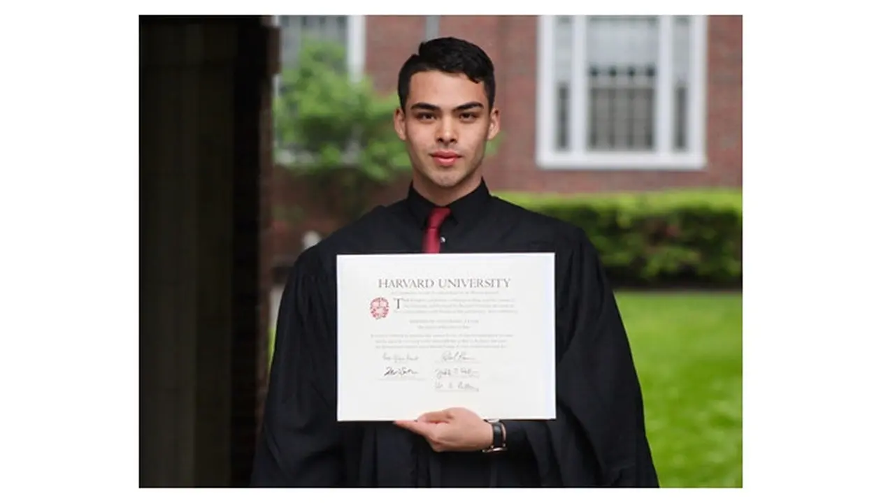 Keren, Pria Tukang Membersihkan Toilet Ini Berhasil Lulus dari Harvard