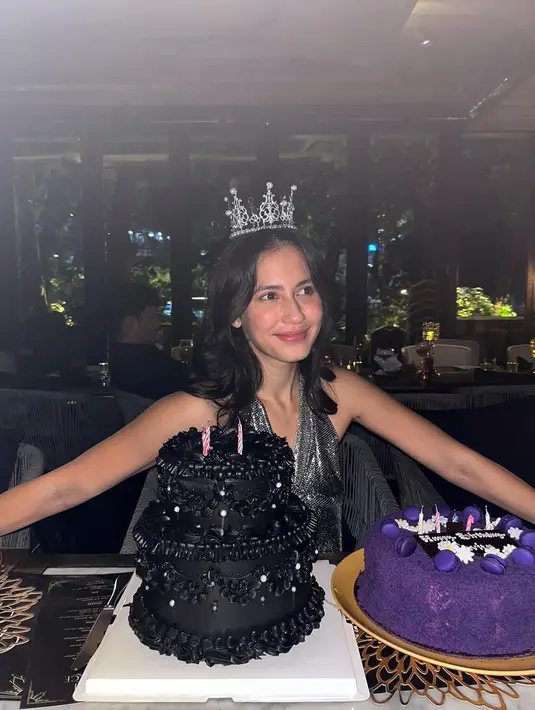 Ditambah aksesori mahkota yang membuatnya tampil bak seorang putri. (Instagram/pevpearce).