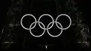 <p>Setelah penyalaan obor Olimpiade Paris 2024, sang Diva tampil di Menara Eiffel yang kilau cahaya dan berhias logo Olimpiade. (Loic VENANCE / POOL / AFP)</p>