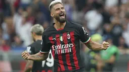 Penyerang AC Milan, Olivier Giroud melakukan selebrasi setelah mencetak gol ke gawang Inter Milan pada pertandingan lanjutan Liga Serie A Italia di stadion San Siro di Milan, Italia, Sabtu (3/9/2022). Dengan kemenangan ini, AC Milan berhasil naik ke peringkat dua dengan 10 poin. (Spada/LaPresse via AP)