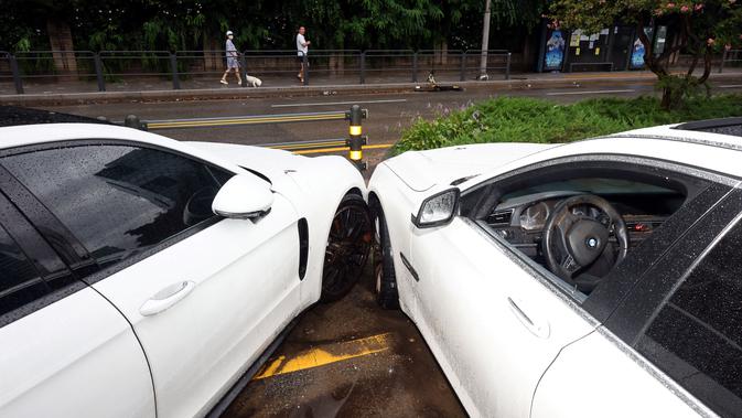 Mobil yang rusak akibat air banjir terlihat di jalan setelah hujan deras di distrik Gangnam di Seoul pada Selasa (9/8/2022). Administrasi Meteorologi Korea sebelumnya telah mengeluarkan peringatan hujan lebat di Seoul, kota pelabuhan barat Incheon, bagian utara Provinsi Gyeonggi dan Provinsi Gangwon utara. (YONHAP / AFP)