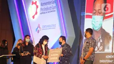 Dirjen Industri Kecil Menengah dan Aneka (IKMA) Kemenperin Gati Wibawaningsih memberikan penghargaan kepada lima startup terbaik Startup4Industry pada kompetisi Startup4Industry 2020 di Jakarta, Selasa (08/12/2020). (Liputan6.com/Pool/Kemenperin)