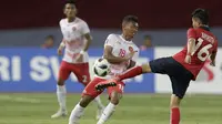 Penyerang Indonesia, Irfan Jaya, berusaha menghalau bola tendangan pemain Laos, Xayasith, pada laga Asian Games di Stadion Patriot, Jawa Barat, Jumat (17/8/2018). Indonesia menang 3-0 atas Laos. (Bola.com/Peksi Cahyo)