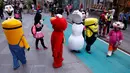 Sejumlah karakter kartun berada di jalanan untuk menghibur pengunjung di Times Square, New York, Selasa (21/6). Kehadiran karakter-karakter kartun tersebut mengundang warga untuk foto bersama. (REUTERS/Lucas Jackson)