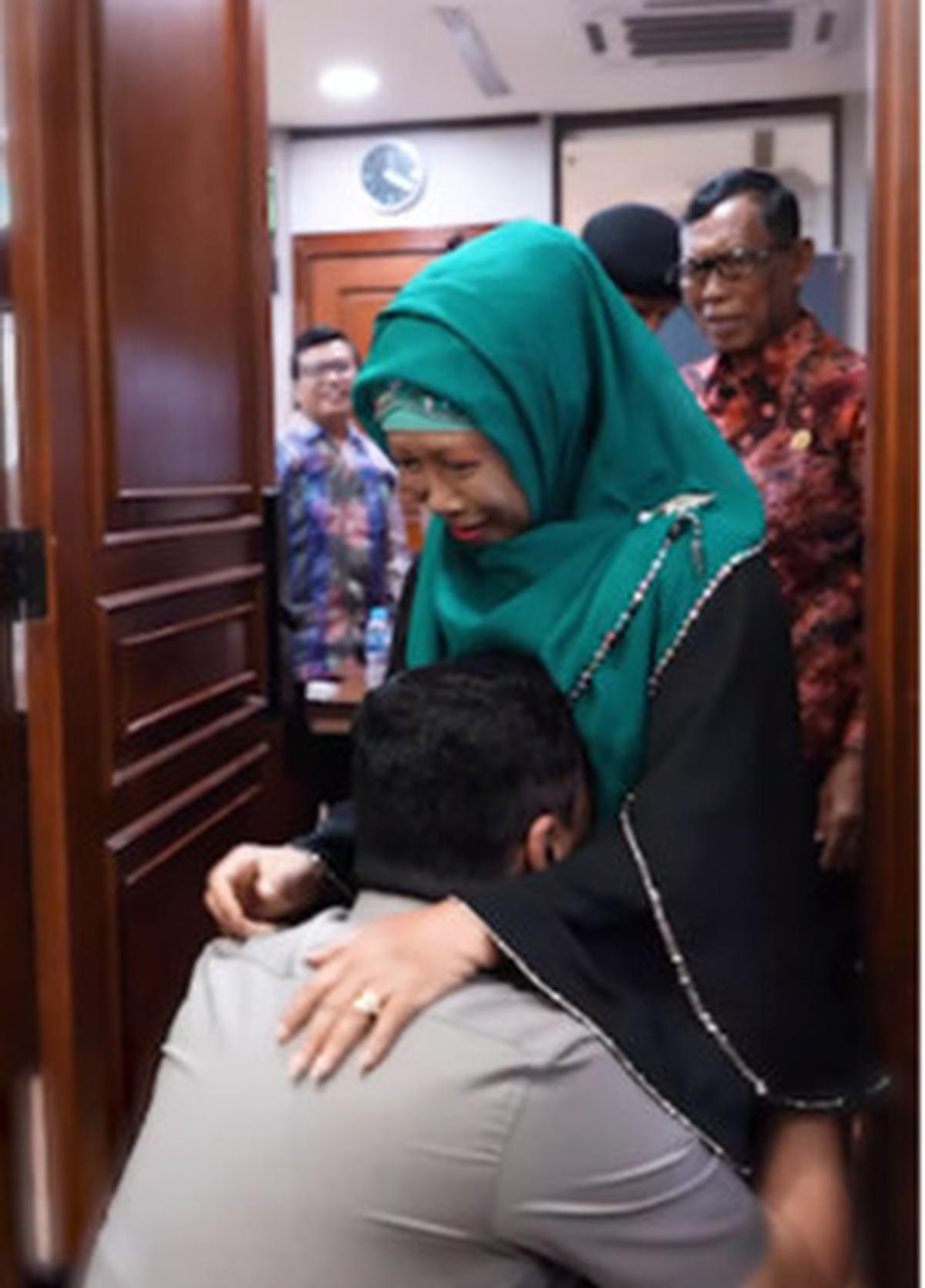 Pecah Bintang, Perwira Polisi ini Bahagia Sampai Bertekuk Lutut Cium Tangan Kapolri dan Orangtua