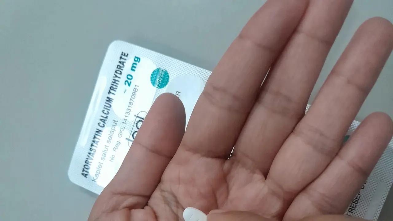 Obat kolesterol golongan statin dikonsumsi di malam hari. Ini alasannya. (Foto: Liputan6.com/Benedikta Desideria)