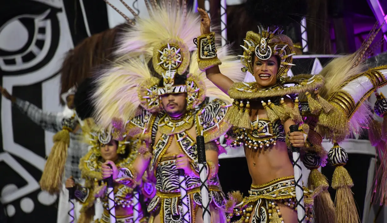 Penampilan penari dari sekolah samba Mocidade Alegre saat mengikuti parade karnaval di Sambadrome di Sao Paulo, Brasil (25/2). (AFP/Nelson Almeida)
